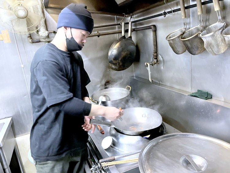 テキパキと調理をする店長の平山周作さん。