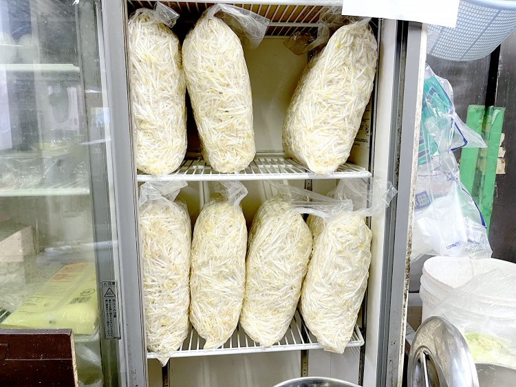 冷蔵庫にぎっしり入っているもやしはひと袋4キロ。1日にだいたい40キロのもやしを使うという。