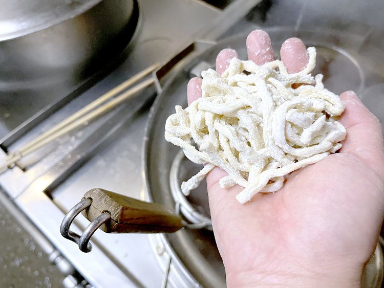 平打ちで太めのちぢれ麺は自家製だ。もちもちとしておいしい。