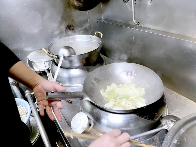 豚バラ肉と野菜は手早く炒める。これだけでちょっとつまみたい気分。