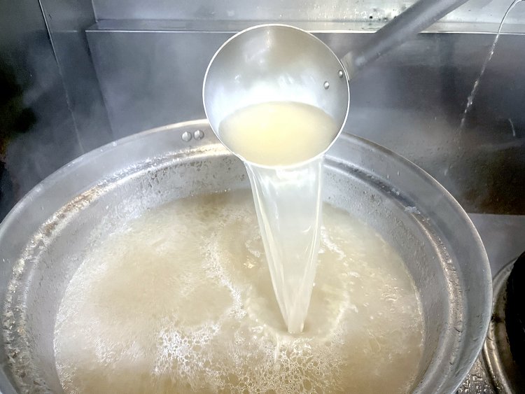 豚と鶏、香味野菜でとった透明感のあるスープ。