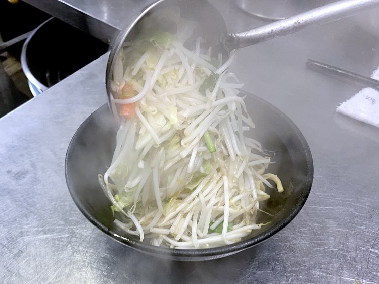 これでもだいぶ野菜の量は減っているのだが、みるみるうちに埋め尽くされて麺が見えなくなっていく。