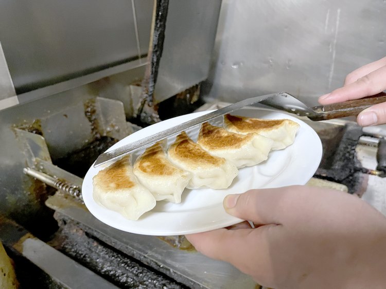 タンメンに負けず劣らずのボリュームのギョウザ。ひとつが大きいので皿のたれを入れるエリアまでギョウザで埋まる！