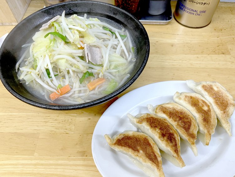 タンメンとギョウザ（5個）のタンギョウセット1100円。