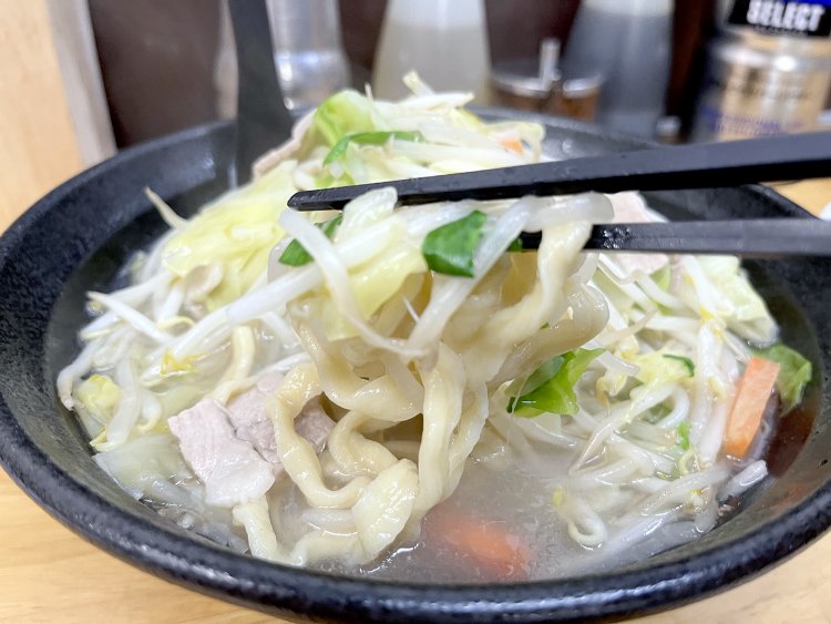 平打ちで太めのちぢれ麺は自家製だ。もちもちとしておいしい。