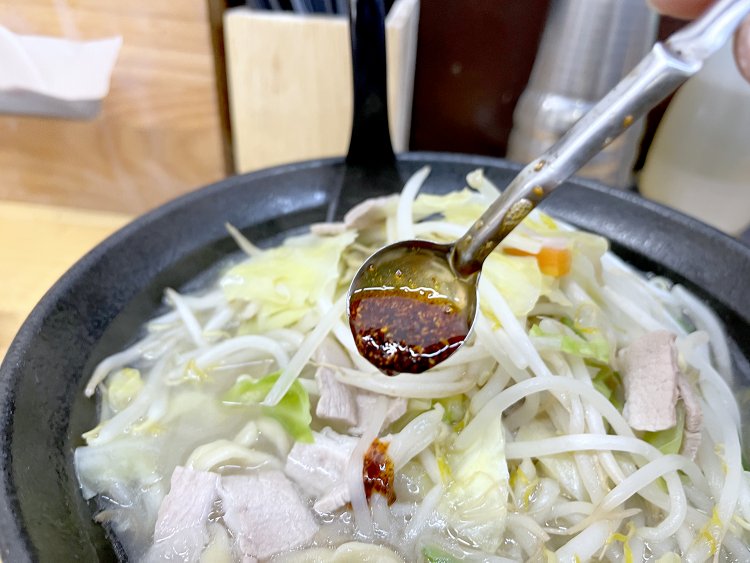 自家製ラー油はわりと辛いので、まずは上澄みの油を少しかけてみよう。特別な訓練を受けている筆者は、底からごっそり唐辛子をすくってON。