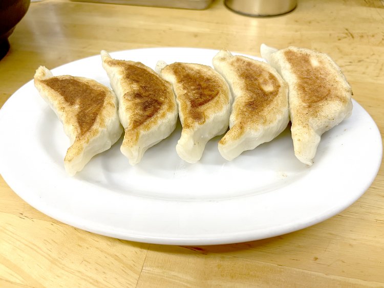 こんがりと焼けたギョウザ。