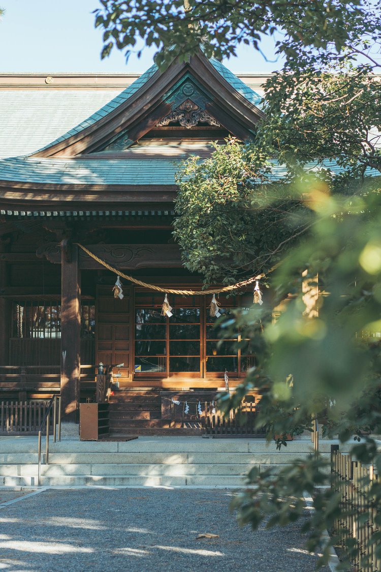 浜松八幡宮の拝殿写真は、手前の枝をぼかして立体感を出した。　撮影／ちょりんた（＠chorinta）