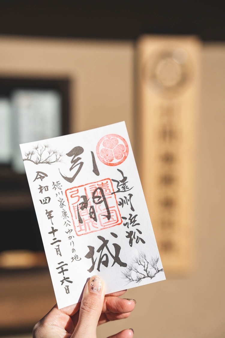 手に入れた御城印を持ち、さっそく撮影。　撮影／ちょりんた（＠chorinta）