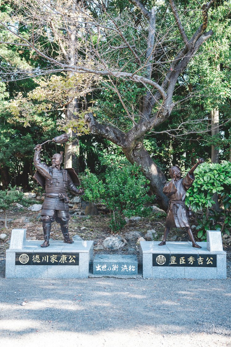 元城町東照宮の境内に建つ家康と秀吉の像。真ん中に立てば出世するとか!?　 撮影／ちょりんた（＠chorinta）