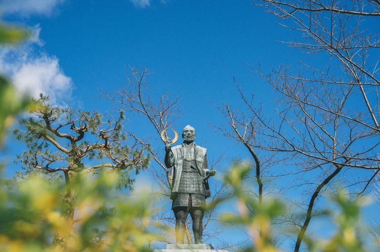 これも手前に植木を入れ、後方の家康像を際立たせた構図に仕上げている。　撮影／ちょりんた（＠chorinta）