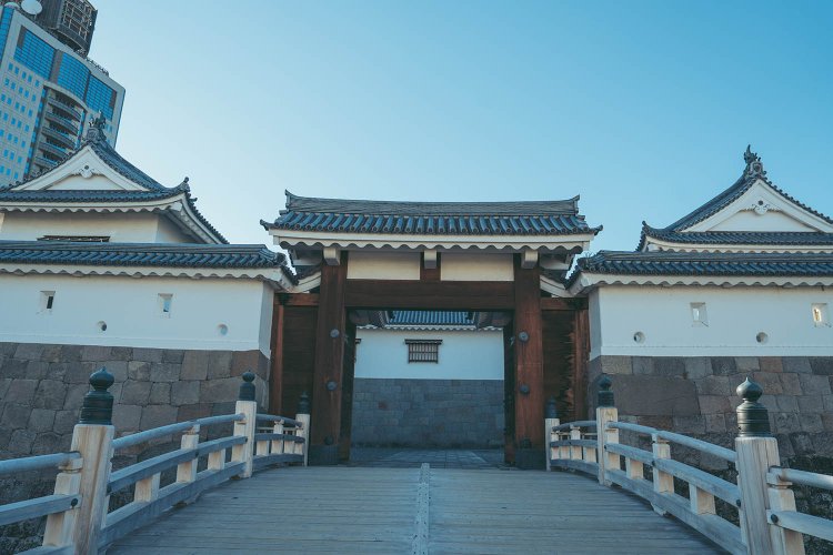 復元された駿府城の櫓と門。左上に見える静岡県庁の建物との対比が面白い。　撮影／ちょりんた（＠chorinta）