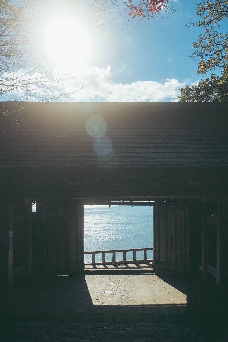 表参道の石段を下ると、一ノ門越しに駿河湾が望める。太陽の位置を計算して撮影した１枚。　撮影／ちょりんた（＠chorinta）