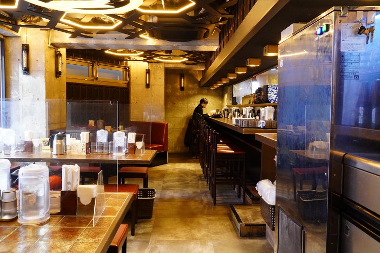 エレベーターを降りると目の前はこの風景。左がテーブル席、右がカウンター席。