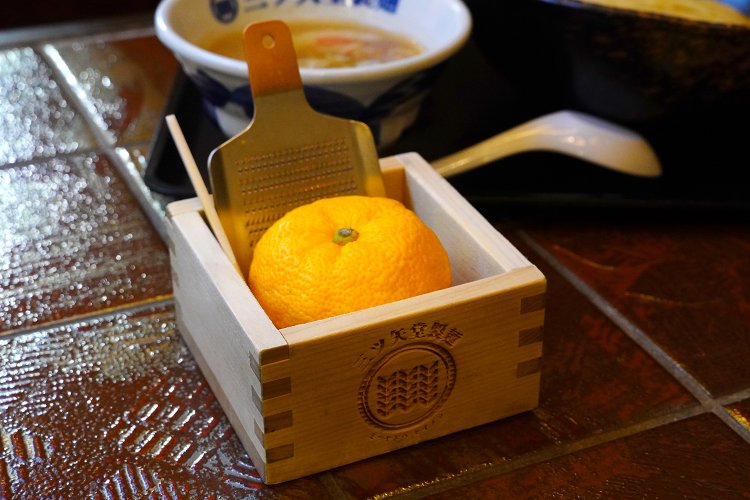 徳島県産のブランド柚子をおろし金で擦って提供する。