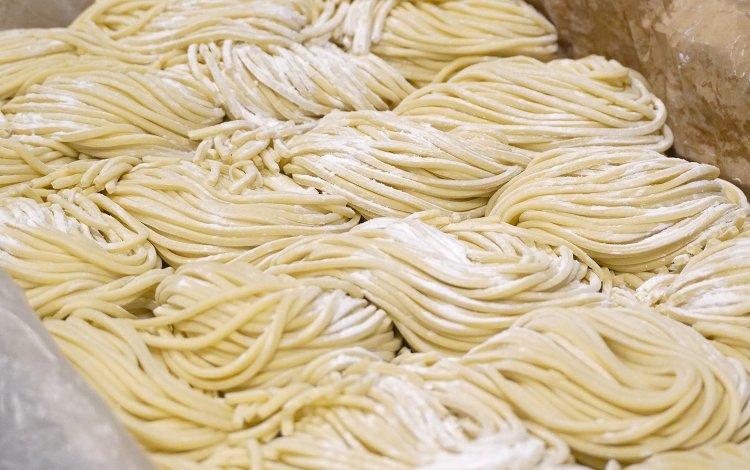 毎日打ち立ての麺を提供している。