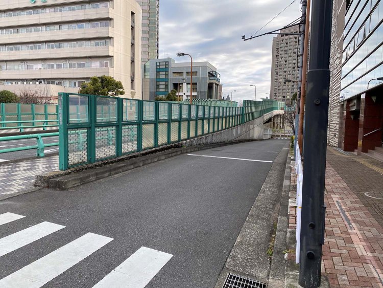 橋の向こうには『恵比寿ガーデンプレイス』がある。寄り道してみてもいいかもしれない。