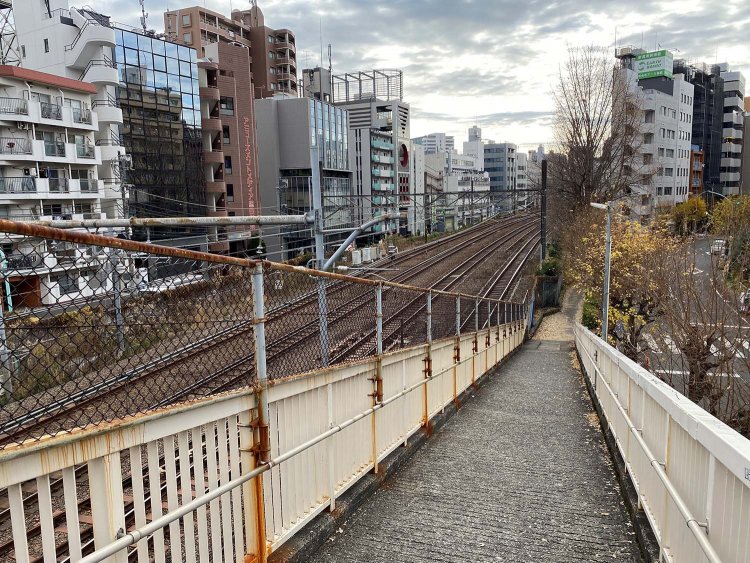 歩道橋の上から。