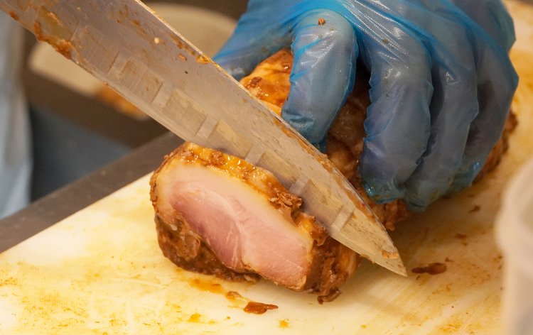 トッピングのチャーシューは厚めにカットして……