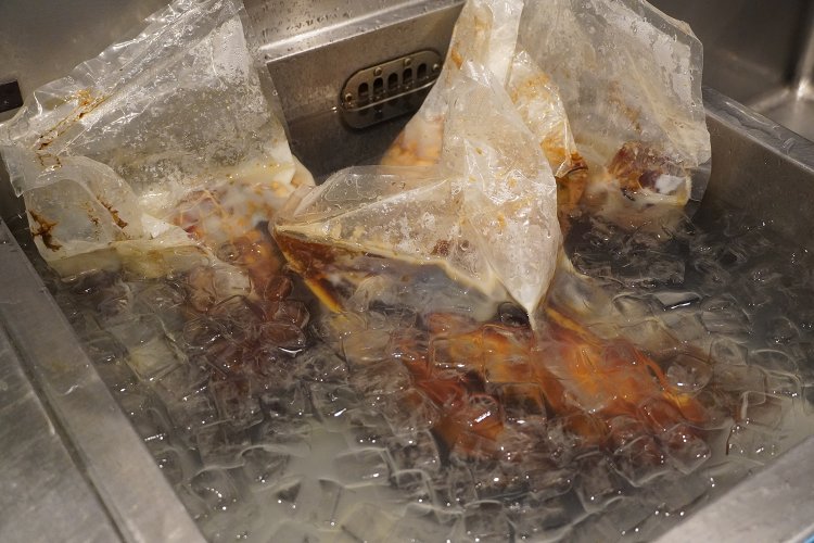 真空低温調理済みのチャーシュー。氷で一気に冷やすことで味が染み込む。