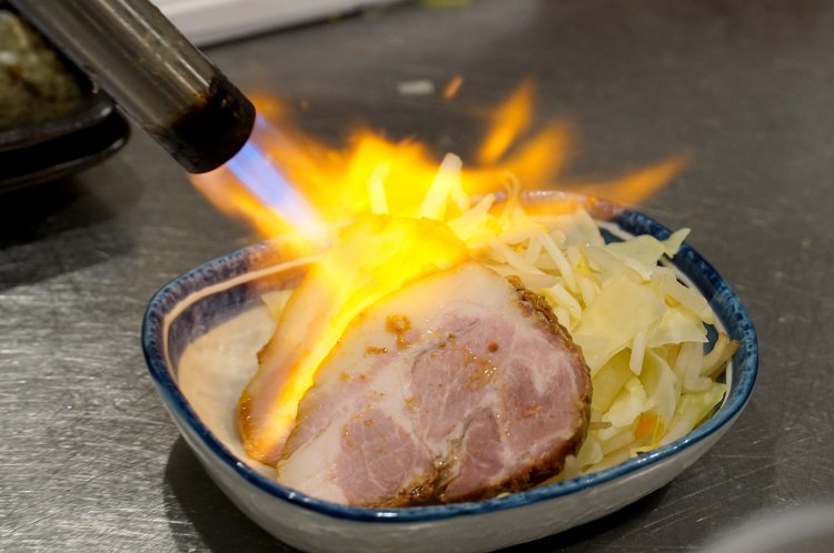 豪快にファイヤー！炙りチャーシューで提供される。