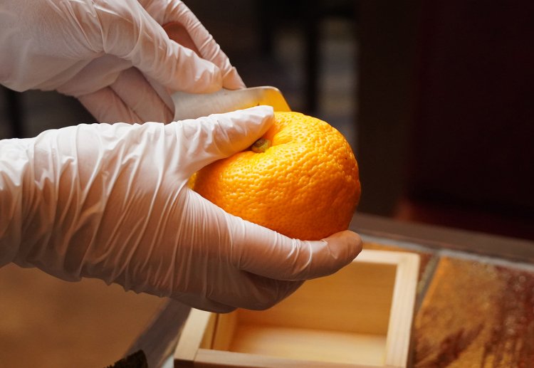 おろし金で皮を擦る。