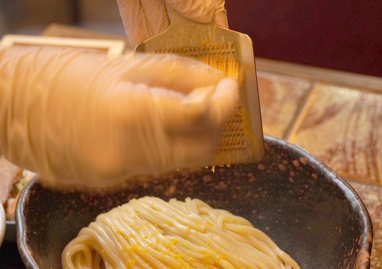 麺に直接柚子をかけてくれる。