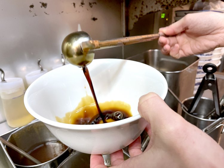 旨味の強い濃口醤油のたれに、自家製の香味油と牛鶏油を加えている。