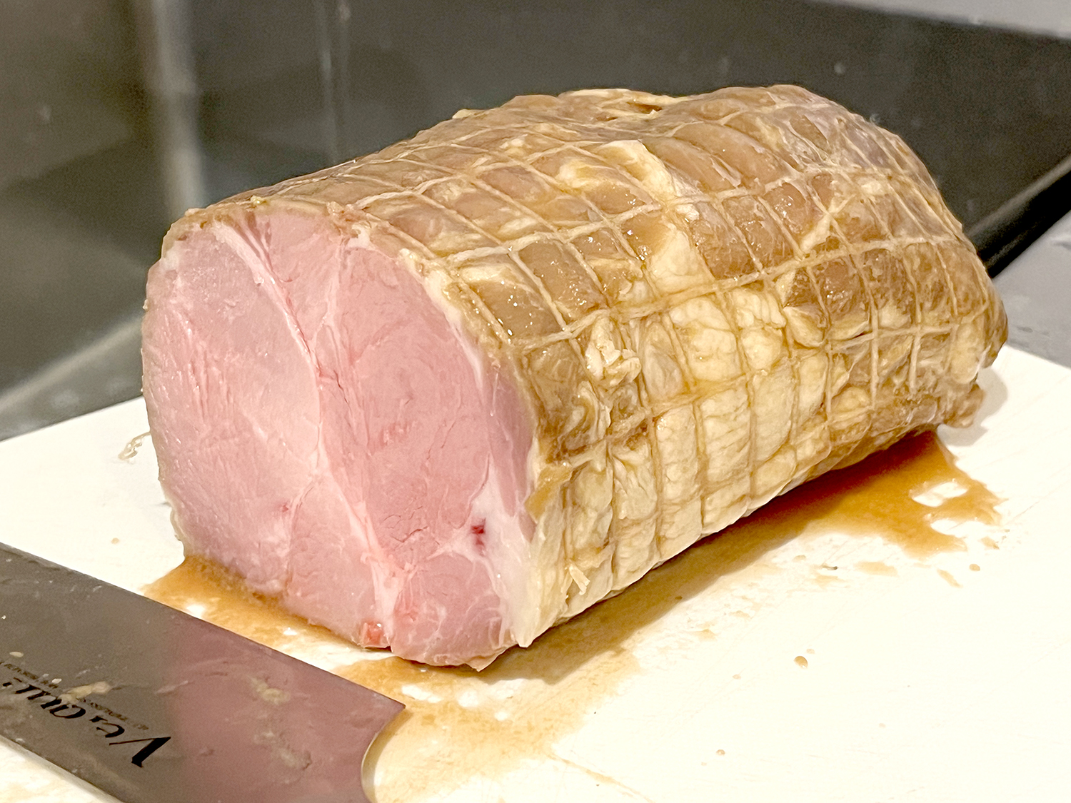 チャーシューは豚肩ロースと国産鶏胸肉を低温調理し、しっとりやわらか〜い。