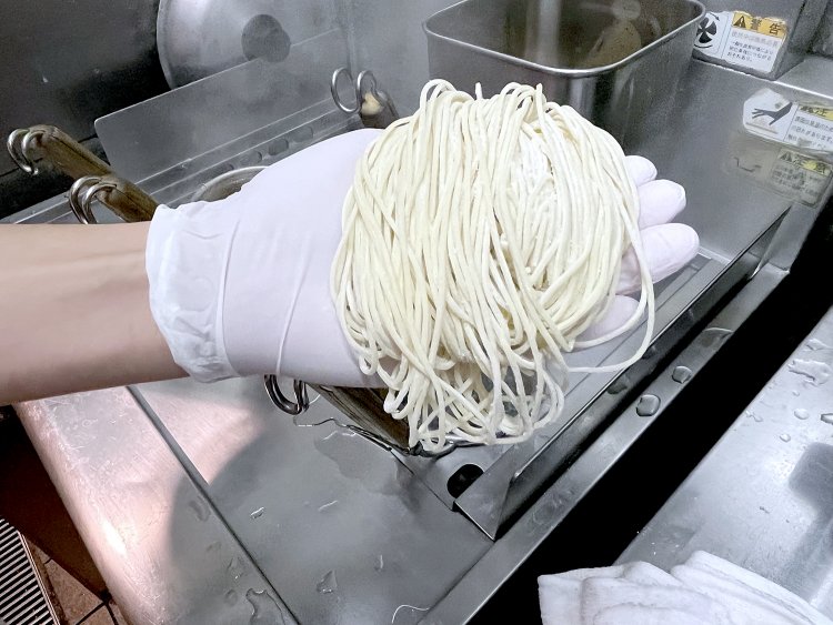 パツンとした歯切れの良さにこだわった細麺は、40秒ほど茹でる。