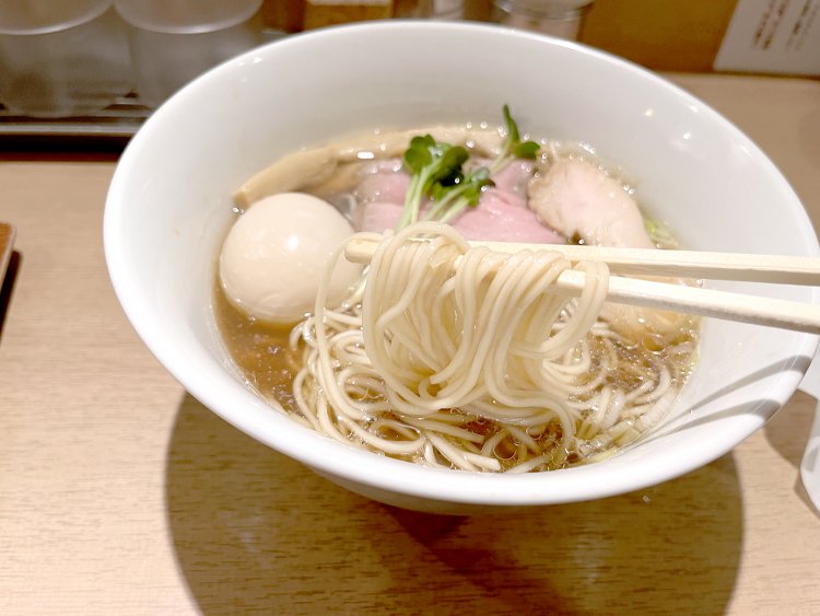 スープを飲んでハッキリ「牛だ！」「貝だ！」と存在確認はできなかったが、まろやかで香味油と牛鶏油によるコクも十分に感じる。