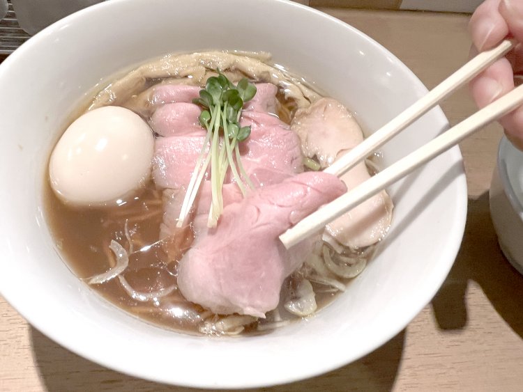 しゃぶしゃぶのように薄切りの、豚肩ロースのチャーシュー。豚本来の持ち味も残すように醤油だれで味付け、薄くてもしっとり。