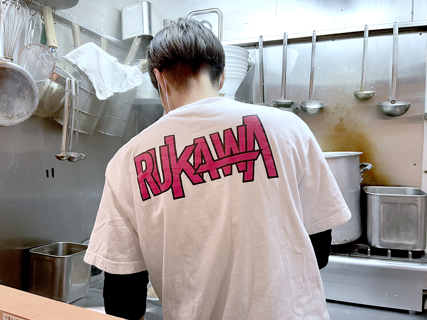 『SLAM DUNK』のロゴを彷彿とさせる『RUKAWA』のオリジナルTシャツ。背中からも愛を感じるなぁ。
