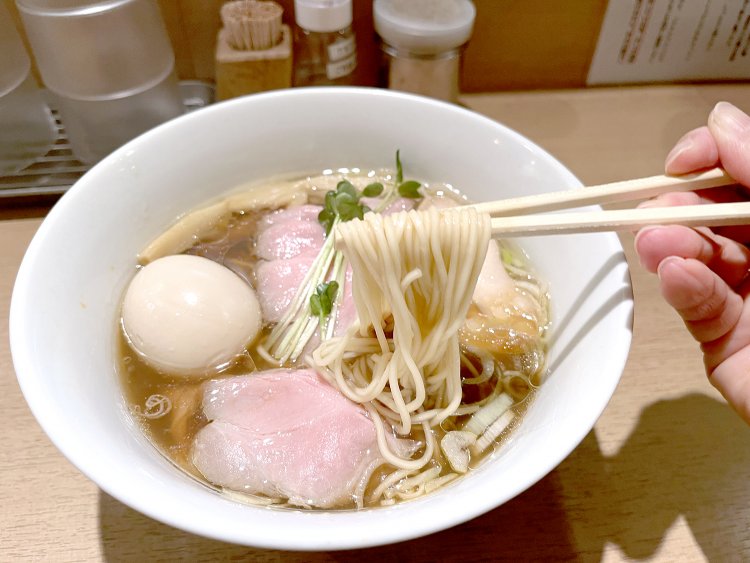 特製牛貝清湯醤油中華そば1150円。麺は菅野製麺所謹製の細麺。