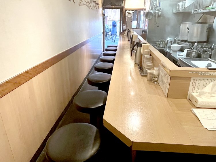 店内はカウンターのみ。客席は厨房の目の前で、調理している様子がよく見える。