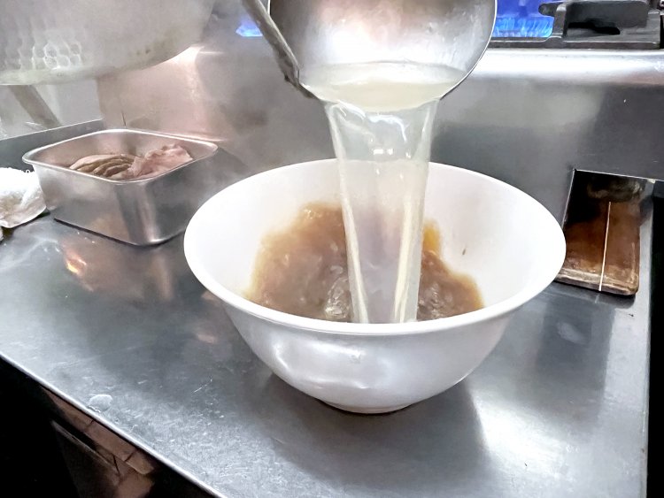 牛と貝それぞれにとったスープをブレンド。