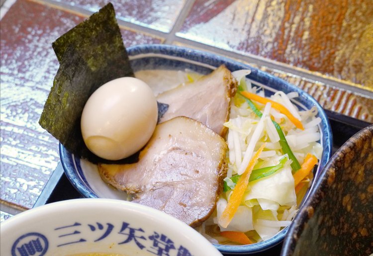 トッピングは、海苔、味付け玉子、炙りチャーシュー、茹で野菜が別盛りになる。