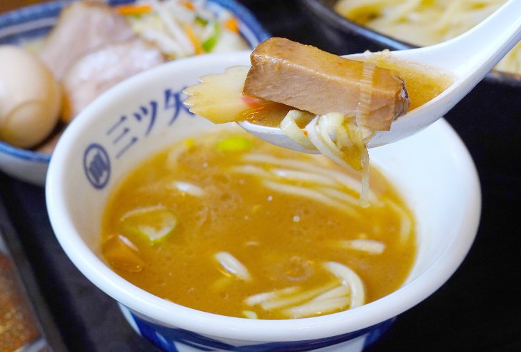 チャーシューは、トッピングとスープで切り方にも違いがあり、食感や味わいも異なる。