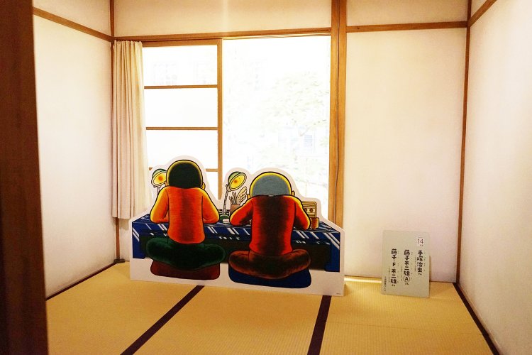 手塚治虫が住み、後に藤子不二雄Ⓐ、藤子・F・不二雄が住んだ14号室。「藤子不二雄Ⓐのまんが道展」（2023年3月26日まで）はなんと満賀道雄と才野茂のパネルを展示中。©藤子スタジオ