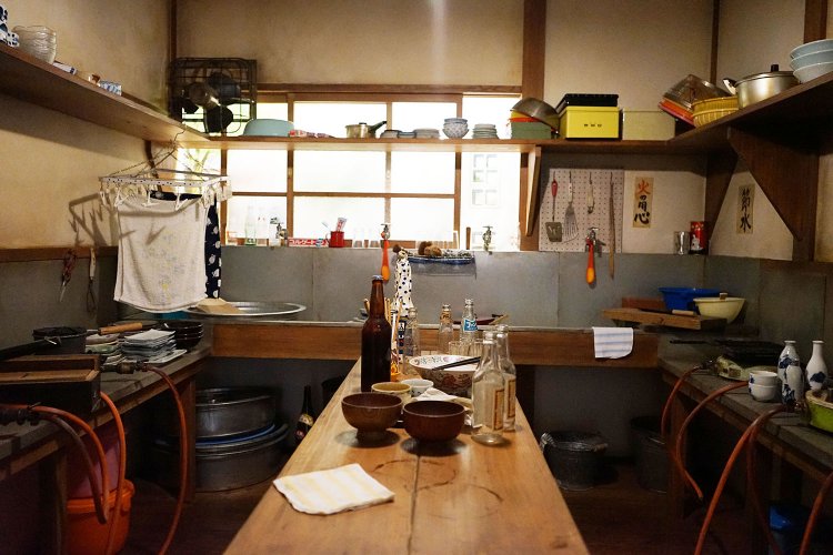共同炊事場。その再現度の高さに涙。