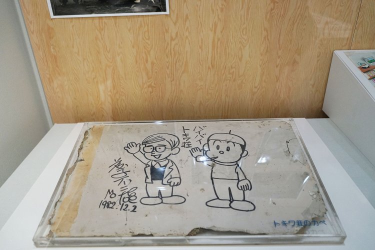 藤子不二雄Ⓐ、藤子・F・不二雄がトキワ荘解体時にサインした壁。本でしか見たことのなかったものの実物が目の前に、藤子ファンは大興奮すること確実！