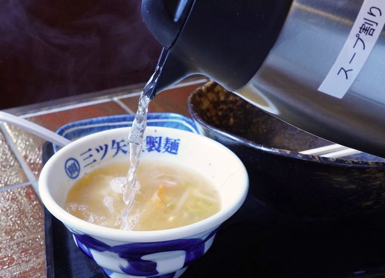 美しく透き通った割スープ。