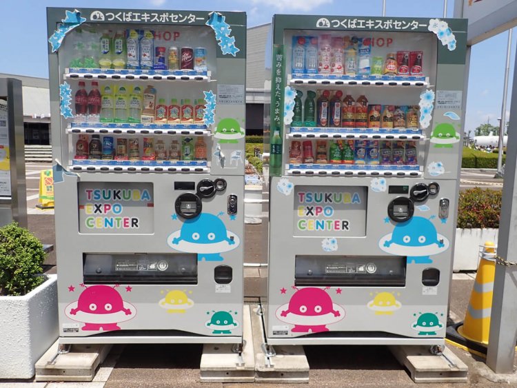 1985年のつくば万博のキャラクター、コスモ星丸。つくばエキスポセンターならではの自販機である。