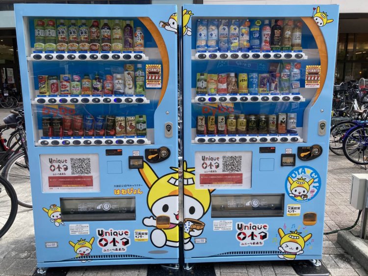 大田区のPRキャラクター、はねぴょん。自販機2台にまたがる大胆なデザイン。