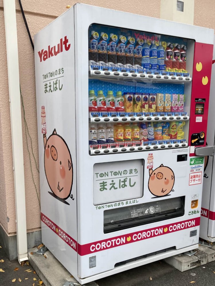 豚肉PRのためのキャラクター「ころとん」だが、なぜかここではヤクルトをPRしている。