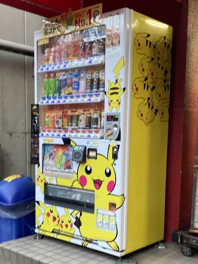 ピカチュウの自販機（松戸で撮影）。伊藤園のホームページによれば、この他二種類の絵柄があるらしい
