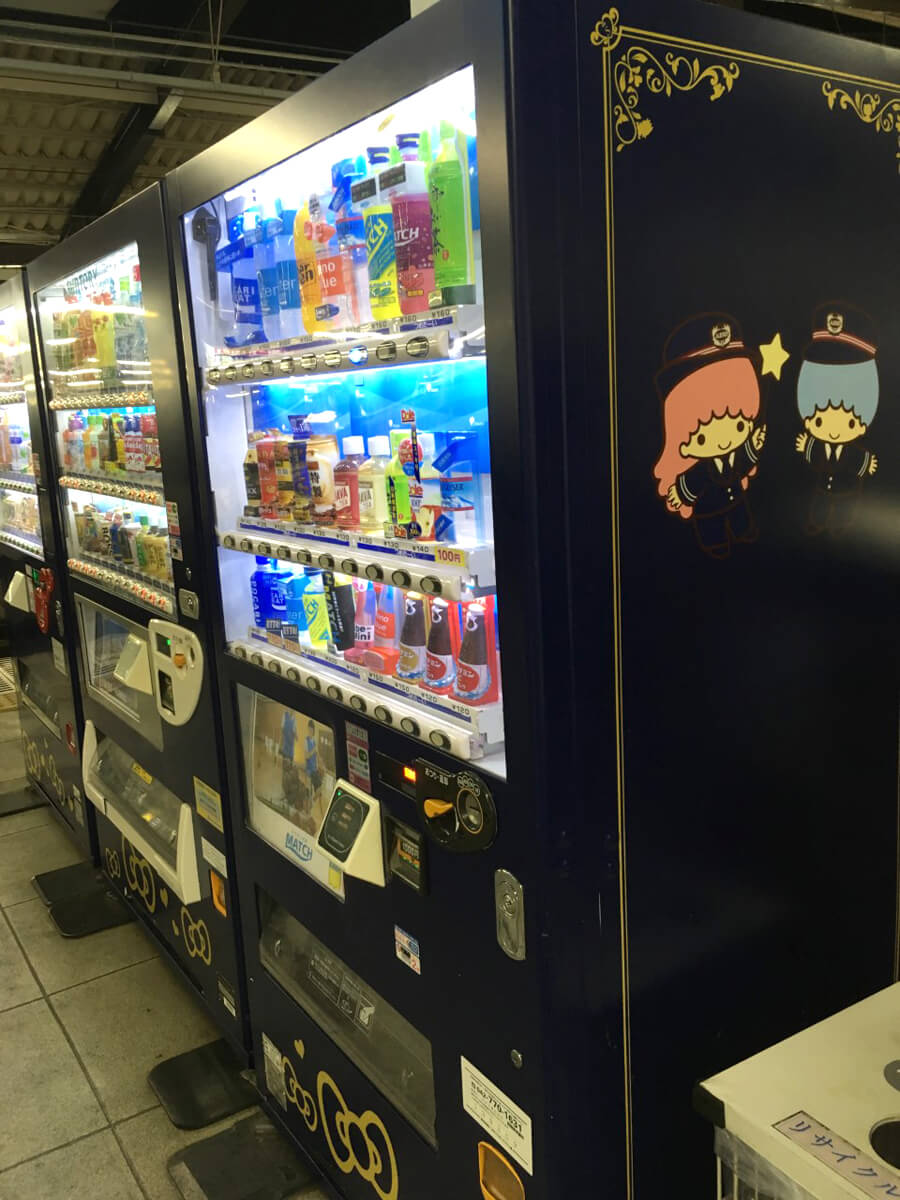キキ＆ララの自販機。自販機に限らず、京王多摩センター駅は至るところにサンリオキャラクターがあしらわれている。