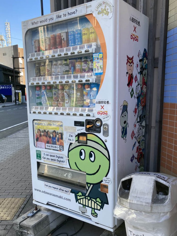 小田原の特産品を盛り込んだキャラ「小田原絵巻」と、ダイドードリンコとのコラボ自販機。絵柄は数種類あるようだ。