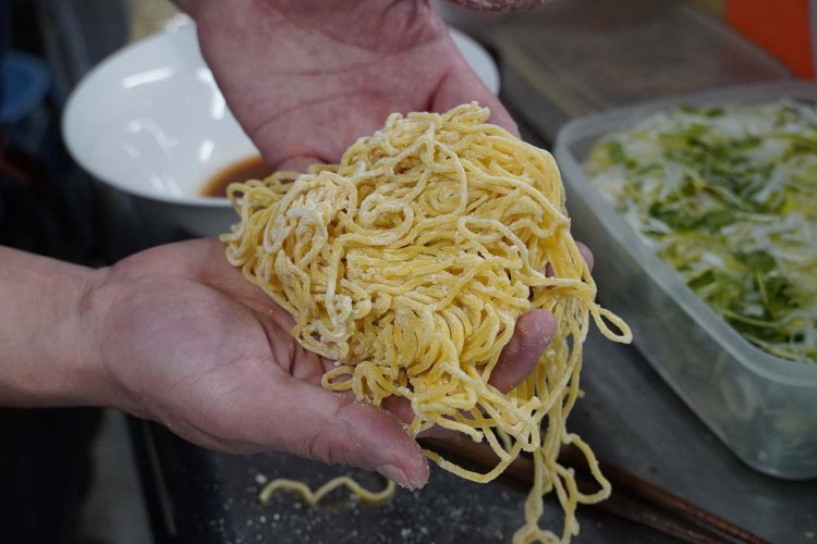 ほとんどのラーメンメニューに合わせる中太麺。
