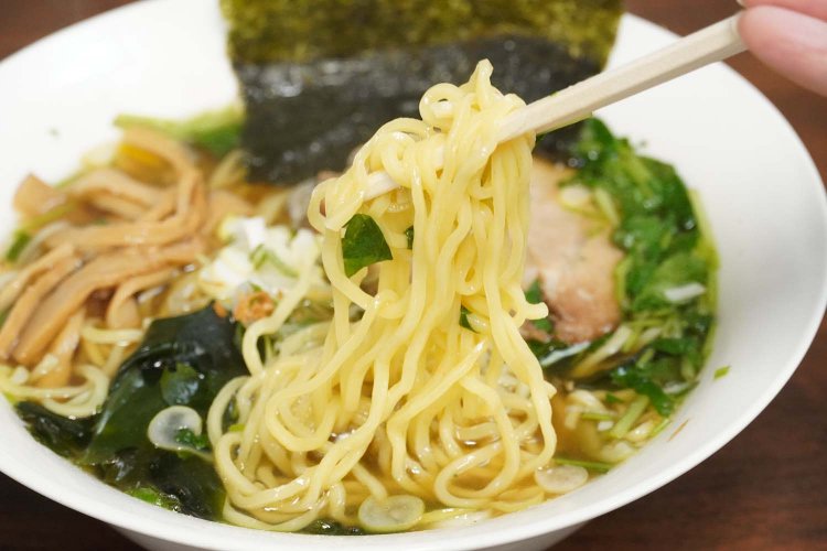 麺はスープに負けない存在感、ツルシコで小麦の風味を感じる。